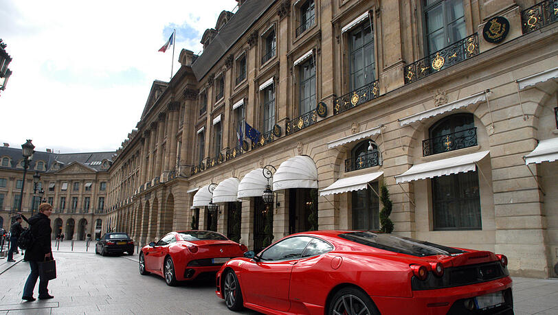 Luxusautos vor dem Hotel "Ritz" in Paris. Luxusautos vor dem Hotel "Ritz" in Paris.