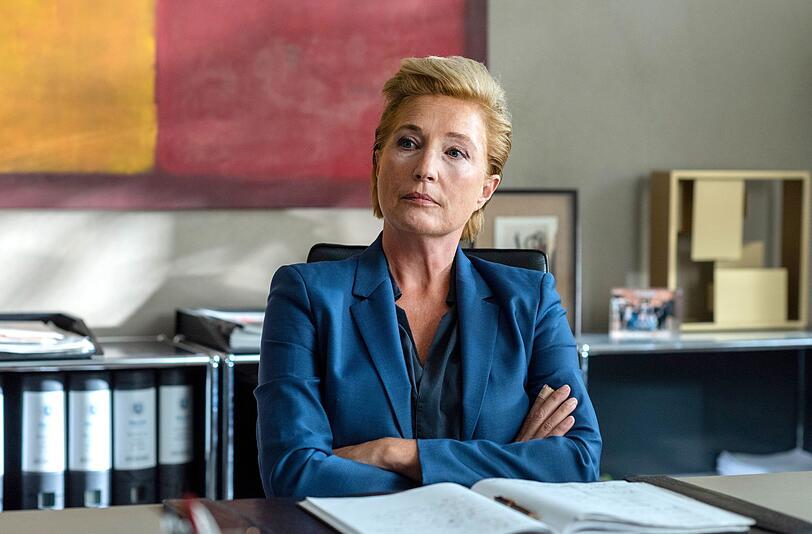 Revierleiterin Küppers (Saskia Fischer) hat dieLage und das Team vom "Großstadtrevier" auch in den neu anlaufenden Folgen fest im Blick. Nach vier noch fehlenden Episoden der 38. Staffel folgt direkt Jubiläumsstaffel 39. Revierleiterin Küppers (Saskia Fischer) hat dieLage und das Team vom "Großstadtrevier" auch in den neu anlaufenden Folgen fest im Blick. Nach vier noch fehlenden Episoden der 38. Staffel folgt direkt Jubiläumsstaffel 39.