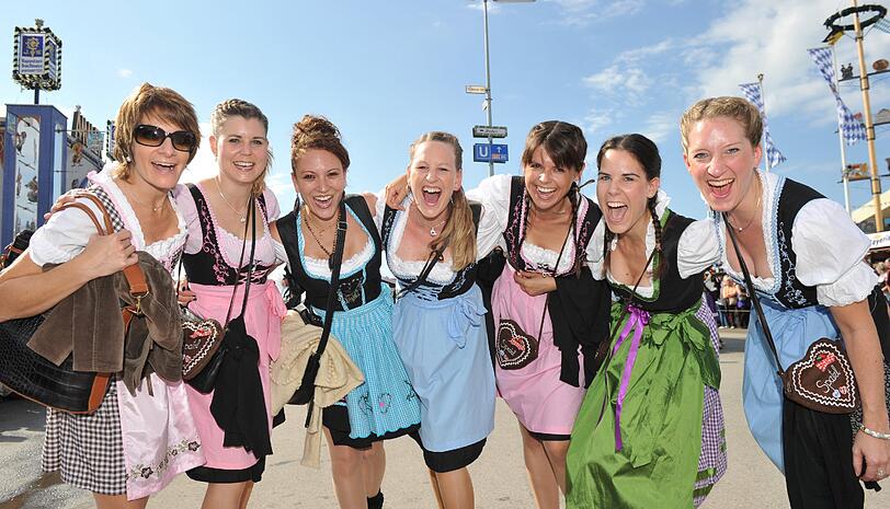 Mit Freunden anstoßen und ausgelassen feiern: Besonders die Jugend lässt auf der Wiesn gern die Sau raus!