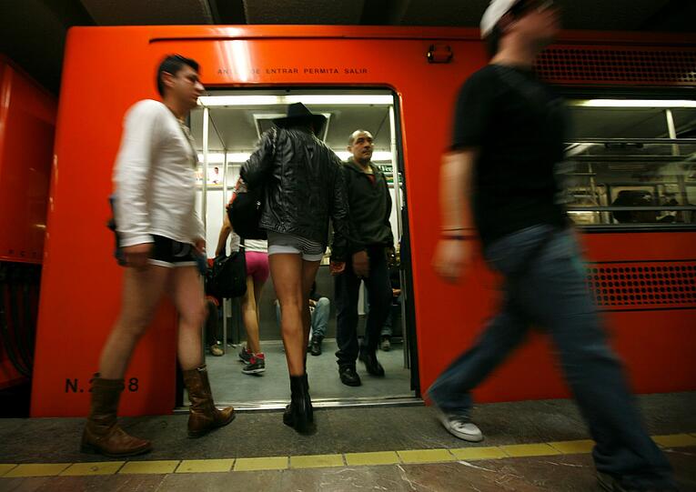 ... manch einer zeigt sich aber auch nicht so begeistert - der vollständig bekleidete Herr hier im Bilde scheint angesichts der vielen nackten Haut eher aus der Bahn zu flüchten...