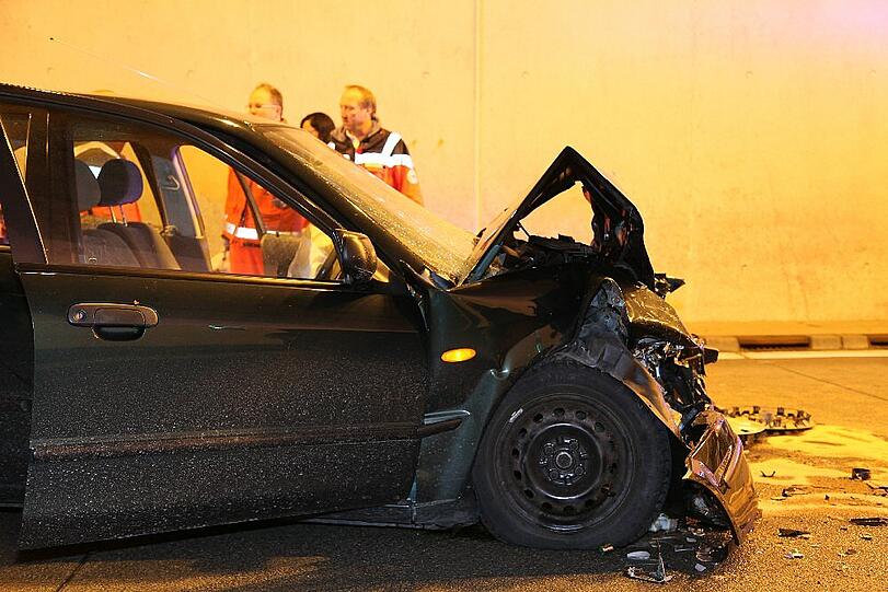 Ein Toter und ein Verletzter  - das ist die traurige Bilanz eines Geisterfahrerunfalls in einem Tunnel der A 94. Zwischen den Anschlussstellen Waldkraiburg und Heldenstein kam es zu dem schweren Crash.