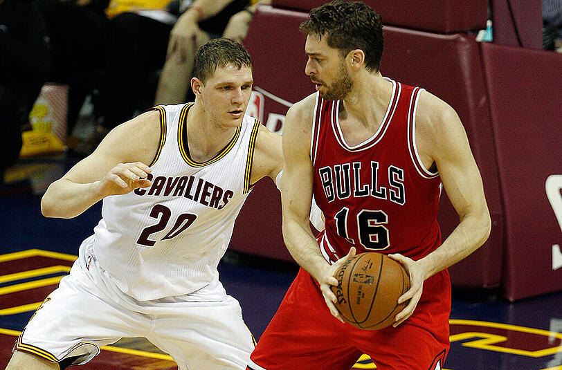 Der Spanier Pau Gasol (rechts) im Trikot der Chicago Bulls im Duell mit dem Russen Timofey Mozgov von den Cleveland Cavaliers.