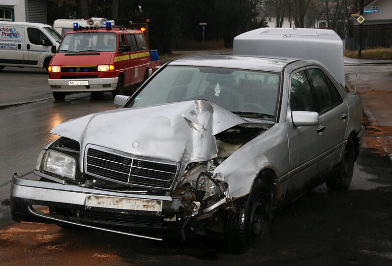 Platz 7: Bei Mercedes-Fahrern kann es schon häufiger passieren, dass die Beziehung aufgrund eines Seitensprungs ordentliche Dellen abbekommt. Zehn Prozent, die hinterm Steuer eines Mercedes sitzen, haben ihren Partner schon einmal betrogen.
