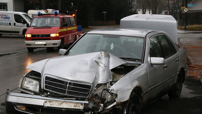 Platz 7: Bei Mercedes-Fahrern kann es schon häufiger passieren, dass die Beziehung aufgrund eines Seitensprungs ordentliche Dellen abbekommt. Zehn Prozent, die hinterm Steuer eines Mercedes sitzen, haben ihren Partner schon einmal betrogen. Platz 7: Bei Mercedes-Fahrern kann es schon häufiger passieren, dass die Beziehung aufgrund eines Seitensprungs ordentliche Dellen abbekommt. Zehn Prozent, die hinterm Steuer eines Mercedes sitzen, haben ihren Partner schon einmal betrogen.