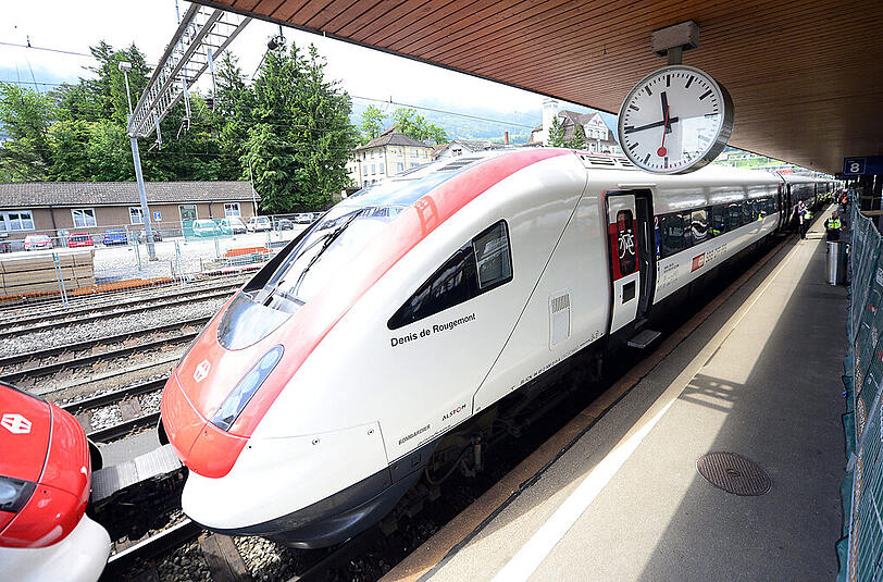 Der erste Zug steht bereit für die Fahrt durch die Röhre.