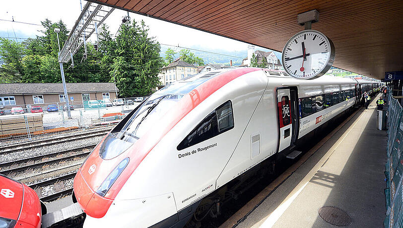 Der erste Zug steht bereit für die Fahrt durch die Röhre. Der erste Zug steht bereit für die Fahrt durch die Röhre.