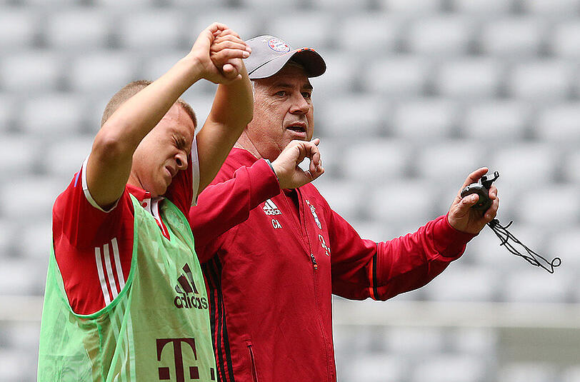 Trainer Carlo Ancelotti (r.) hat Joshua Kimmich bisher nur im Mittelfeld eingesetzt.
