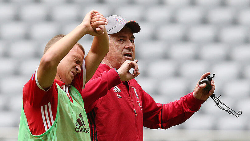 Trainer Carlo Ancelotti (r.) hat Joshua Kimmich bisher nur im Mittelfeld eingesetzt.