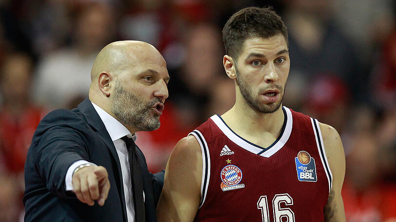 Aleksandar Djordjevic instruiert Stefan Jovic.
