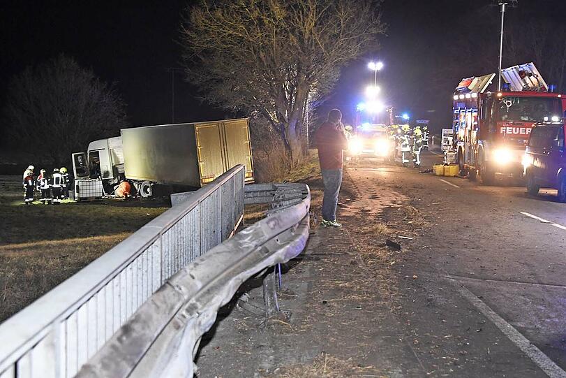 Die Beifahrerin kam mit schweren Verletzungen in eine Klinik, der Lkw-Fahrer wurde nicht verletzt.