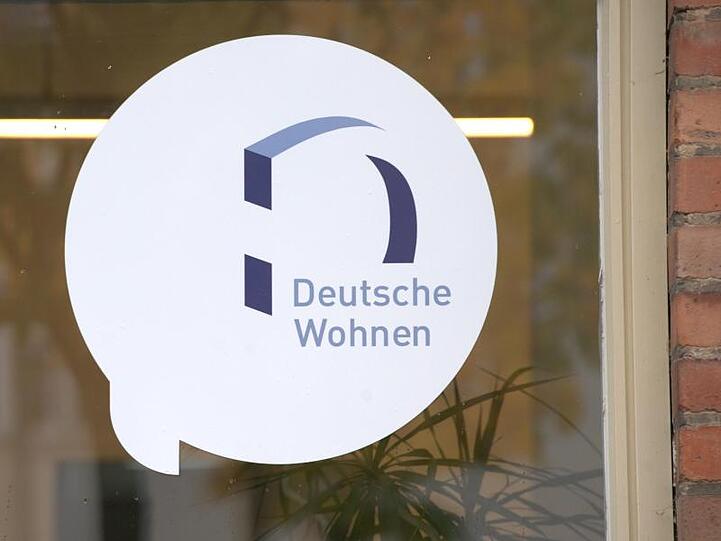 Das Logo des Immobilien-Anbieters Deutsche Wohnen klebt auf der Scheibe des Servicepoints des Unternehmens in Berlin-Britz.
