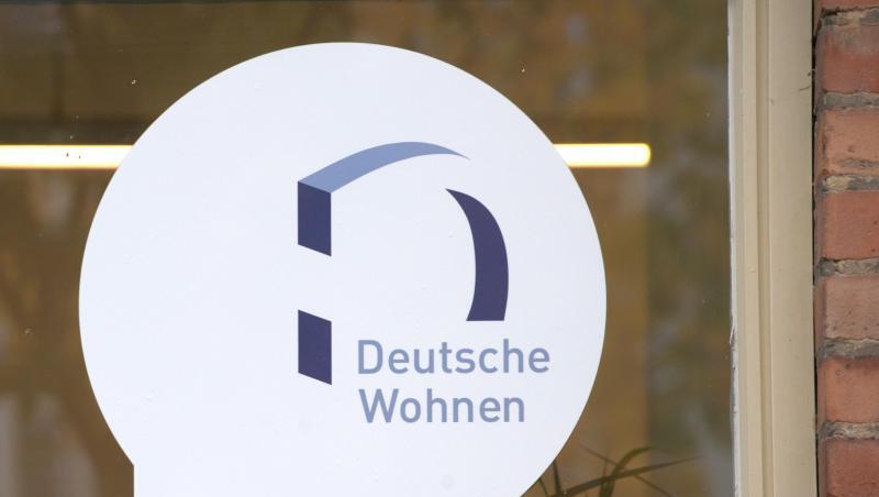 Das Logo des Immobilien-Anbieters Deutsche Wohnen klebt auf der Scheibe des Servicepoints des Unternehmens in Berlin-Britz. Das Logo des Immobilien-Anbieters Deutsche Wohnen klebt auf der Scheibe des Servicepoints des Unternehmens in Berlin-Britz.