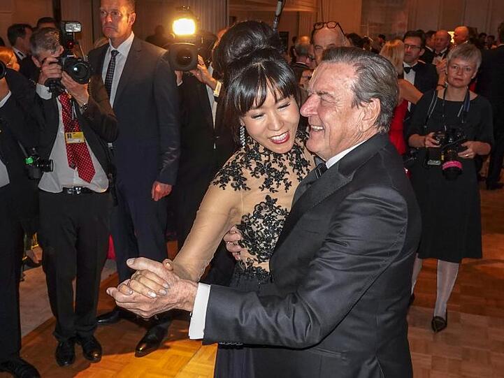 Gerhard Schröder und Soyeon Kim haben Spaß.
