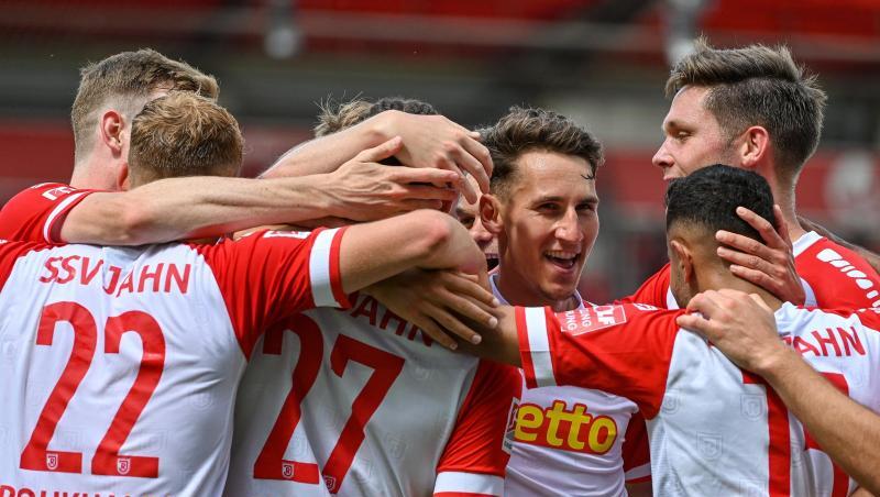 Die Mannschaft von Regensburg jubelt nach einem Treffer.