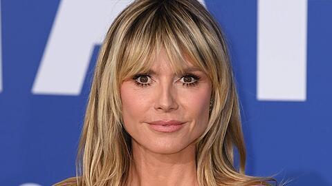 Heidi Klum sucht ihr Reisegepäck.