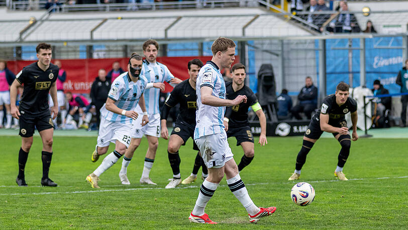 Thore Jacobsen lupfte die Löwen lässig per Elfmeter zum Sieg. Thore Jacobsen lupfte die Löwen lässig per Elfmeter zum Sieg.