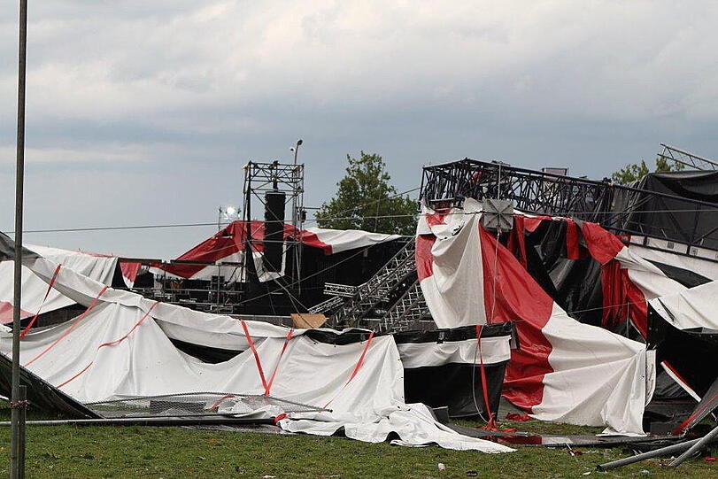 Die Festivalbesucher verlassen das Gelände: Am 18.08.2011 war der Teil einer Bühne nach einem Sturm zusammengebrochen. Drei Menschen wurden getötet, Elf wurden schwerverletzt.