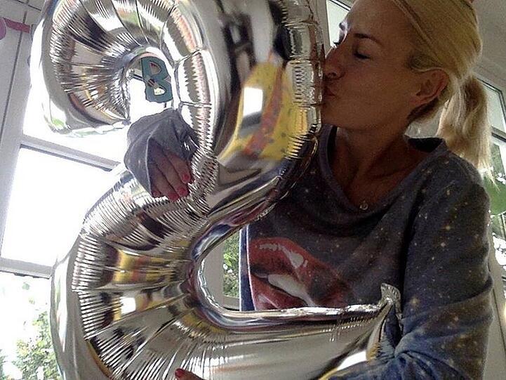 Sarah Connor knutscht einen Geburtstags-Luftballon