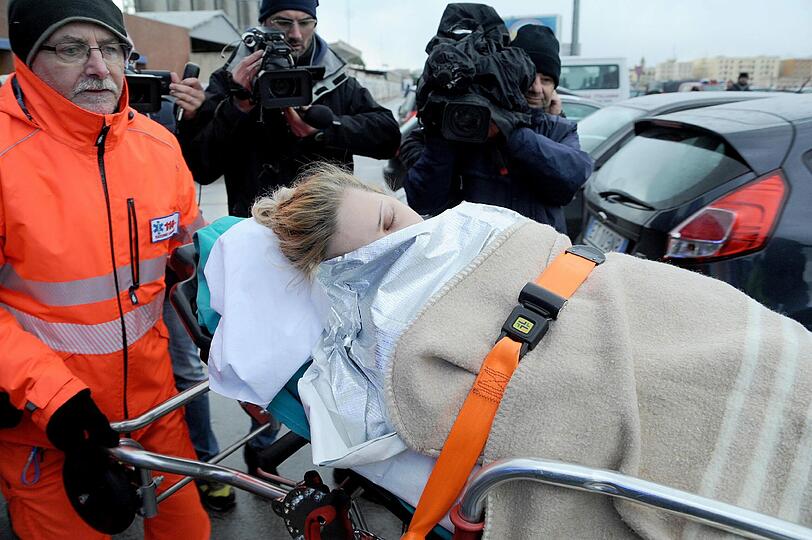 Die Geretteten der Adria-Fähre werden von Sanitätern versorgt