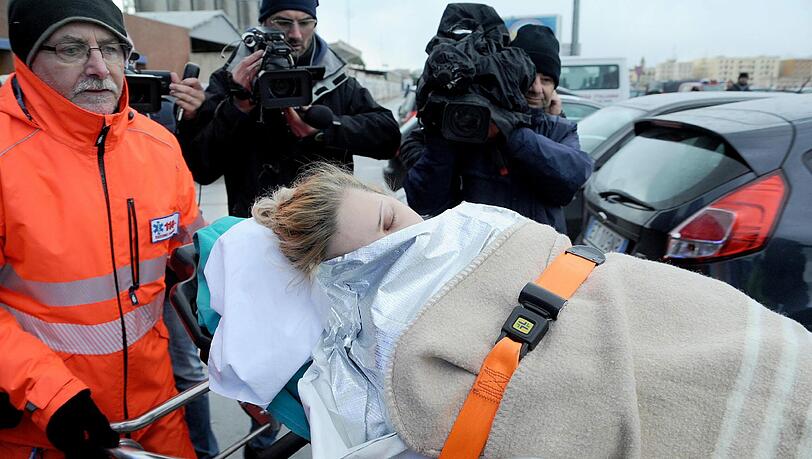 Die Geretteten der Adria-Fähre werden von Sanitätern versorgt Die Geretteten der Adria-Fähre werden von Sanitätern versorgt