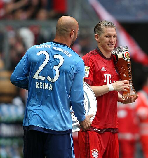 PEPE REINA &ndash; NOTE 1.

Der Dauerläufer: Keiner legte so viele Kilometer zurück für einen immer wieder neu gefüllten Humpen. Duschte mit beeindruckender Geschwindigkeit seine Mitspieler. Eröffnete mit Martínez die Feierlichkeiten.