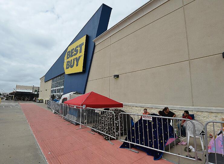 Seit 2005 ist der "Black Friday" in den USA der Tag, an dem die höchsten Umsätze des Jahres erzielt werden. Manche Amerikaner schlagen sogar einen Tag vorher ihre Zelte vor den Geschäften auf.