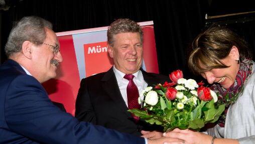 30. März 2014: OB Christian Ude feiert den Wahlsieg seines Wunschnachfolgers mit Dieter Reiter und dessen Frau Petra. 30. März 2014: OB Christian Ude feiert den Wahlsieg seines Wunschnachfolgers mit Dieter Reiter und dessen Frau Petra.