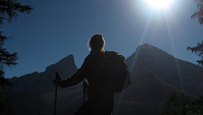 Eine Bergwanderin steht vor der Kulisse des Watzmanns im Berchtesgadener Land. Eine Bergwanderin steht vor der Kulisse des Watzmanns im Berchtesgadener Land.