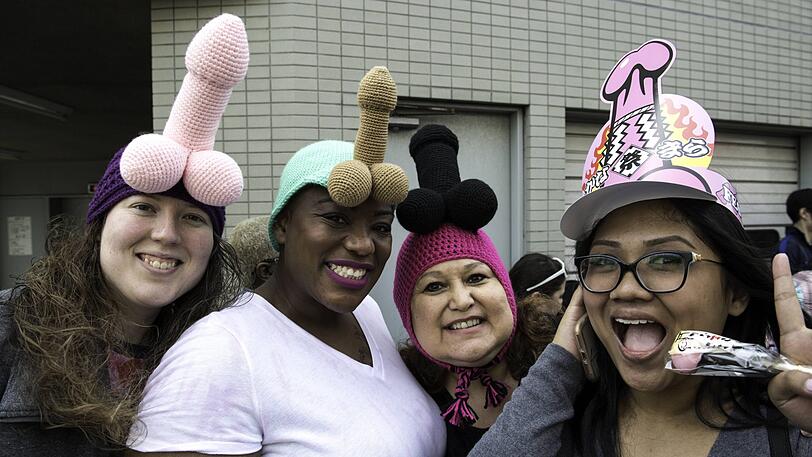So feiern die Menschen in Japan das "fest des stählernen Penisses".