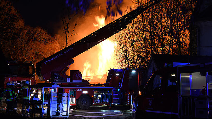 Die Bilder vom Feuerwehreinsatz in Vilsbiburg, bei dem ein Sägewerk komplett abgebrannt ist.