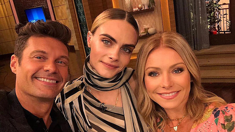 Cara Delevingne (Mitte) zusammen mit Kelly Ripa und Ryan Seacrest