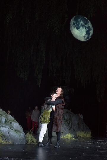 Niklas Mitteregger und Paula Hans in &bdquo;Ronja Räubertochter&ldquo;.