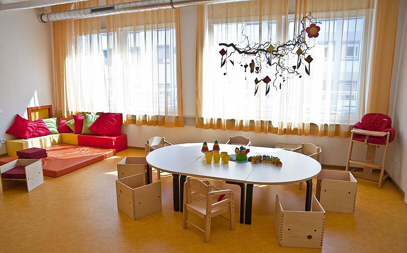 Lichtdurchflutet, mit hochwertigen, die Phantasie anregenden Spielsachen ausgestattet - so sehen die Gruppenräume der Minihäuser aus.