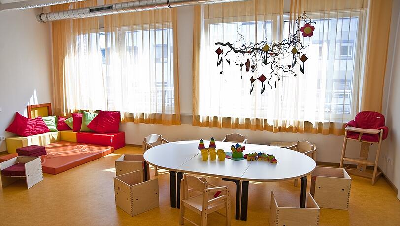 Lichtdurchflutet, mit hochwertigen, die Phantasie anregenden Spielsachen ausgestattet - so sehen die Gruppenräume der Minihäuser aus. Lichtdurchflutet, mit hochwertigen, die Phantasie anregenden Spielsachen ausgestattet - so sehen die Gruppenräume der Minihäuser aus.