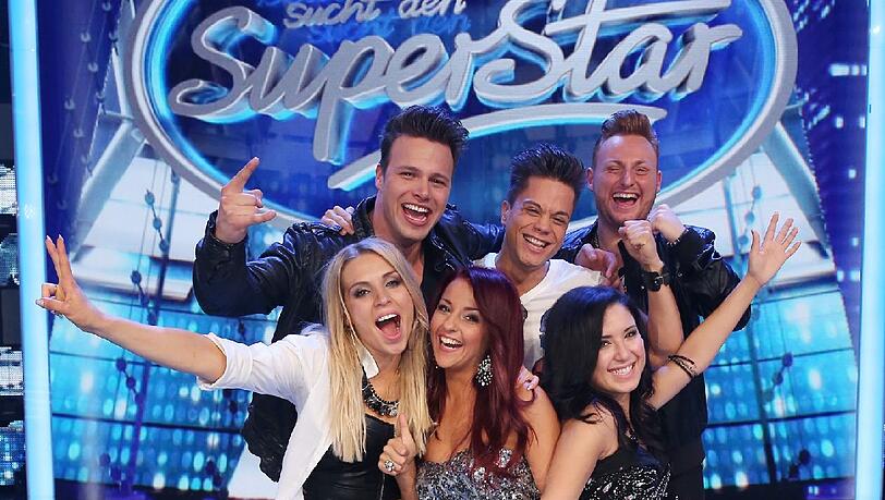 Die Top 6-Kandidaten jubeln: Richard Schlögl, Christopher Schnell, Daniel Ceylan (oben v.l.) und Aneta Sablik, Yasemin Kocak und Meltem Acikgöz (unten v.l.) Die Top 6-Kandidaten jubeln: Richard Schlögl, Christopher Schnell, Daniel Ceylan (oben v.l.) und Aneta Sablik, Yasemin Kocak und Meltem Acikgöz (unten v.l.)