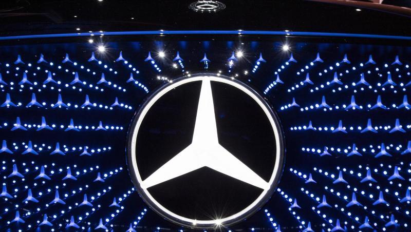 Daimler hatte im zweiten Quartal unter anderem wegen Rückstellungen für Verfahren im Zusammenhang mit dem Dieselskandal rote Zahlen geschrieben. Daimler hatte im zweiten Quartal unter anderem wegen Rückstellungen für Verfahren im Zusammenhang mit dem Dieselskandal rote Zahlen geschrieben.