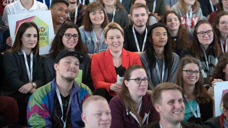 Zwischen dem 10. und 12. Mai 2019 sind rund 450 junge Menschen nach Berlin eingeladen, um über aktuelle Themen aus Politik und Gesellschaft zu diskutieren. Zwischen dem 10. und 12. Mai 2019 sind rund 450 junge Menschen nach Berlin eingeladen, um über aktuelle Themen aus Politik und Gesellschaft zu diskutieren.