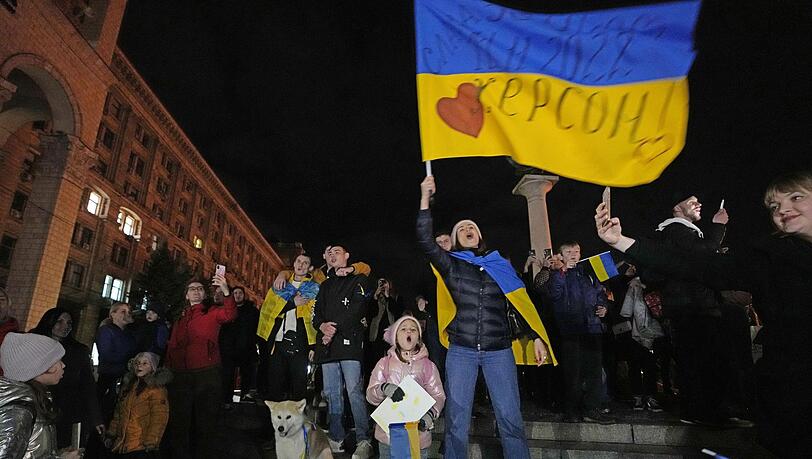 In Kiew feiern Menschen die Nachricht von der Rückkehr ukrainischer Truppen nach  Cherson.