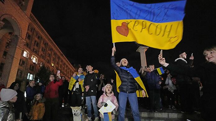 In Kiew feiern Menschen die Nachricht von der Rückkehr ukrainischer Truppen nach  Cherson.