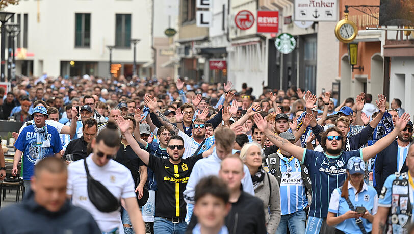 Zogen gemeinsam zum Donaustadion: Die Fans des TSV 1860.