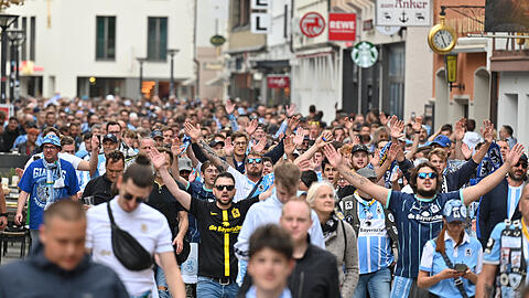 Zogen gemeinsam zum Donaustadion: Die Fans des TSV 1860.