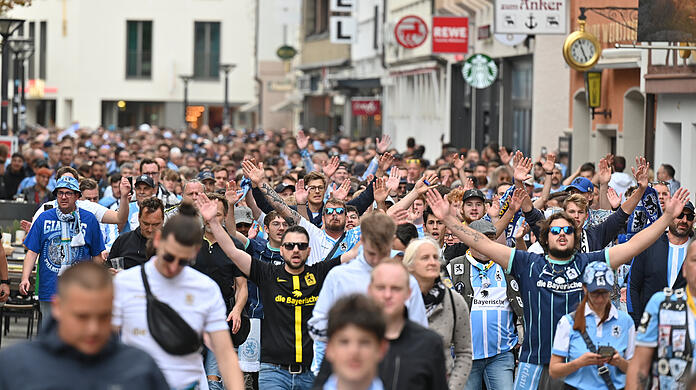 Zogen gemeinsam zum Donaustadion: Die Fans des TSV 1860.