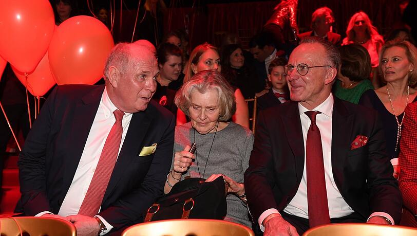 Am Ende wird meist am schönen Tegernsee über die Trainerfrage beim FC Bayern entschieden - also von Patron Uli Hoeneß (l.) und Gattin Susi. Allerdings hat auch Karl-Heinz Rummenigge (r.) Wort nach wie vor großes Gewicht. Das alles weiß längst auch Sport-Boss Max Eberl.