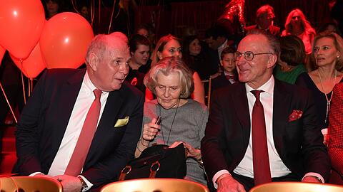 Am Ende wird meist am schönen Tegernsee über die Trainerfrage beim FC Bayern entschieden - also von Patron Uli Hoeneß (l.) und Gattin Susi. Allerdings hat auch Karl-Heinz Rummenigge (r.) Wort nach wie vor großes Gewicht. Das alles weiß längst auch Sport-Boss Max Eberl.