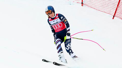 Lindsey Vonn rutscht nach ihrem Sturz in Crans-Montana langsam ins Ziel.