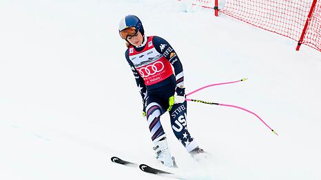 Lindsey Vonn rutscht nach ihrem Sturz in Crans-Montana langsam ins Ziel.