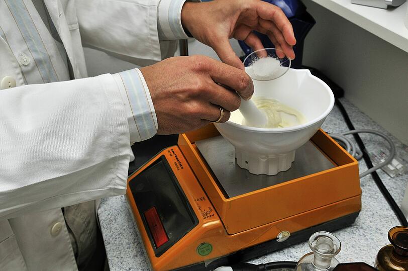 Auf die Zutaten kommt's an: Jeder Apotheker bereitet selber Salben und Lösungen zu. Matthias G. soll  nicht zugelassene Medikamente genutzt haben.