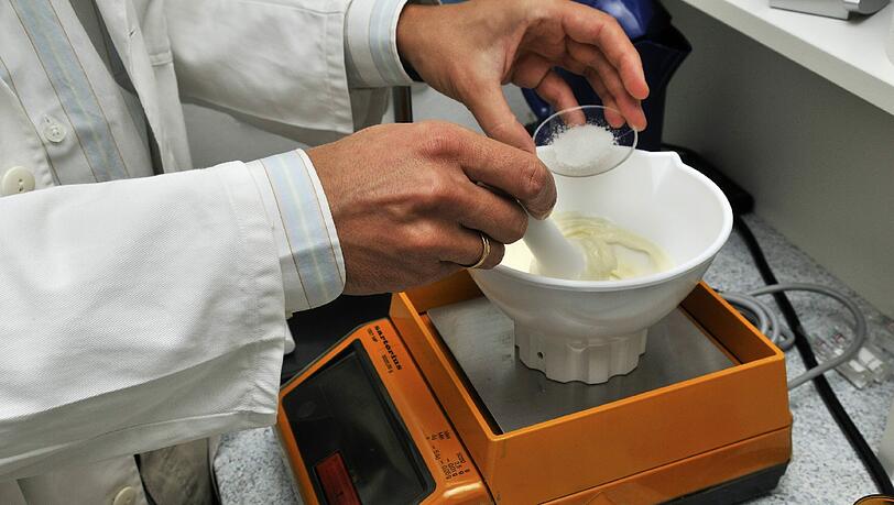 Auf die Zutaten kommt's an: Jeder Apotheker bereitet selber Salben und Lösungen zu. Matthias G. soll nicht zugelassene Medikamente genutzt haben. Auf die Zutaten kommt's an: Jeder Apotheker bereitet selber Salben und Lösungen zu. Matthias G. soll nicht zugelassene Medikamente genutzt haben.