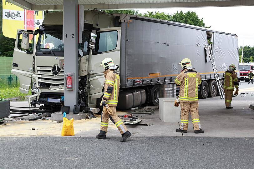 Erlitt der Fahrer einen Herzinfarkt? Schwerer Unfall an der Rastanlage Inntal: Ein Lkw raste in eine Zapfanlage.