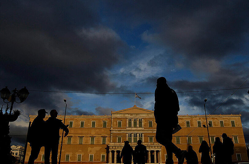 Ein Bild mit Symbolcharakter: Dunkle Wolken hängen über dem griechischen Parlament in Athen.